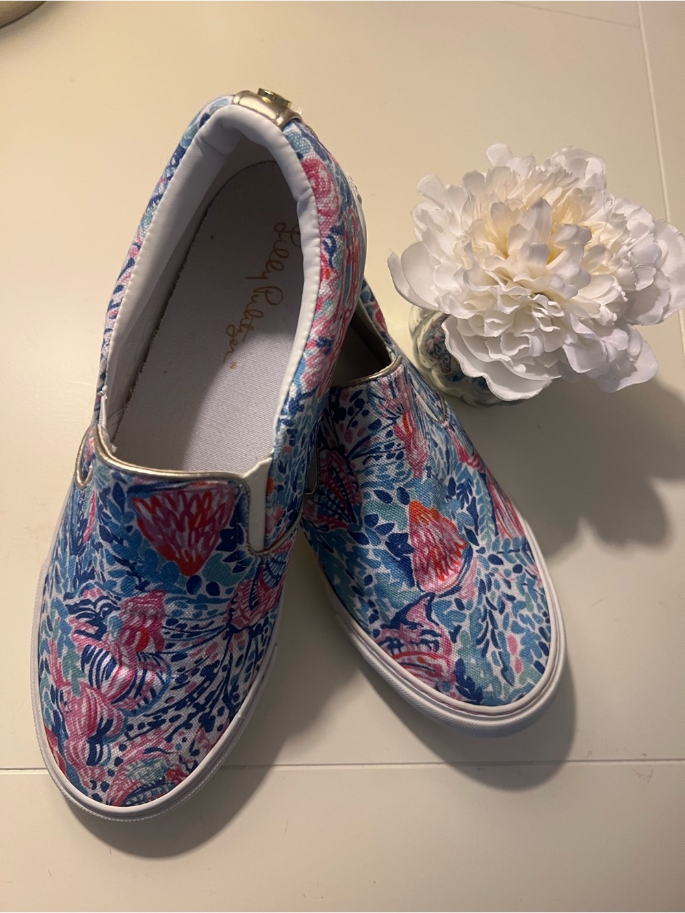 Lilly Pulitzer Julie Slip-On Sneakers Size 8M Blue Pink Coral Tropical Floral